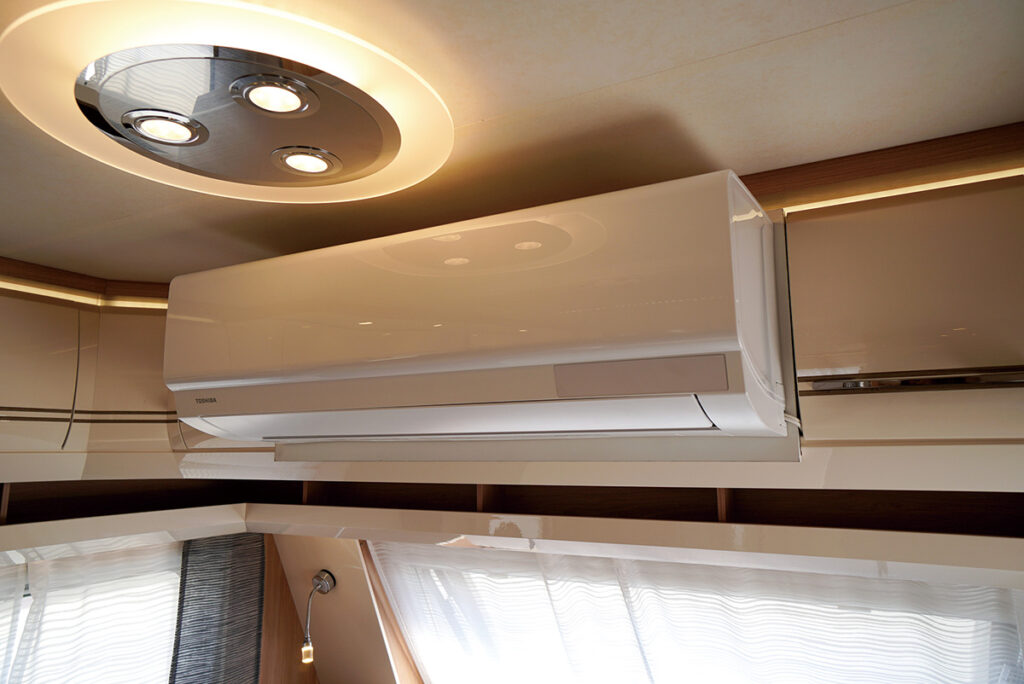 エアコン | キャンピングカーでくつろぐときに役立つ快適装備