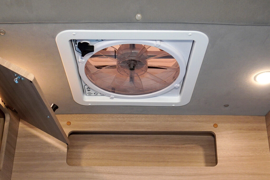 ベンチレーター | キャンピングカーでくつろぐときに役立つ快適装備