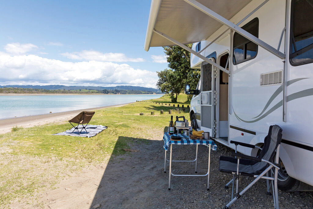 サイドオーニング | キャンピングカーでくつろぐときに役立つ快適装備