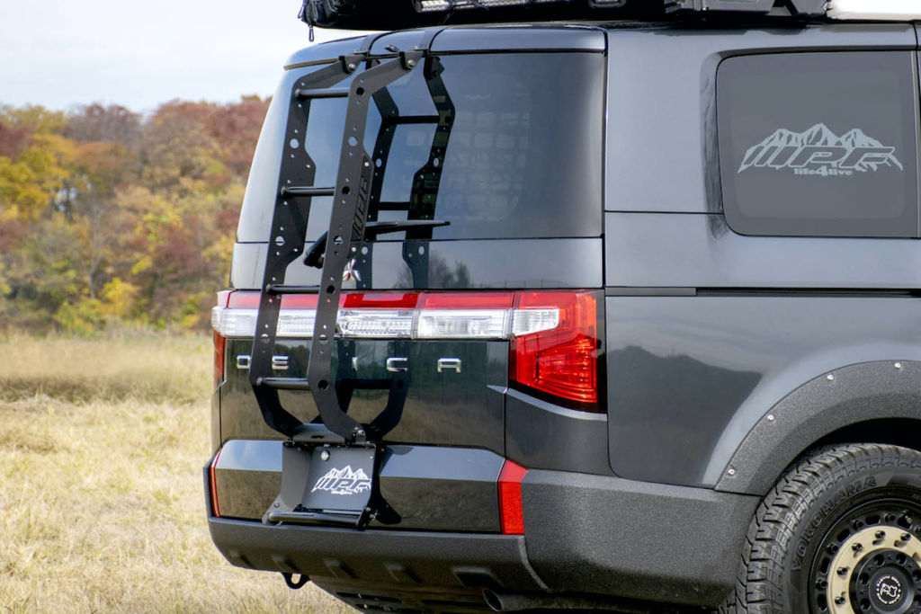 デリカ D:5用のリヤラダーが新発売！｜AUTO CAMPER（オートキャンパー）