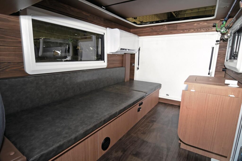 軽キャンパー「アマホ」の室内