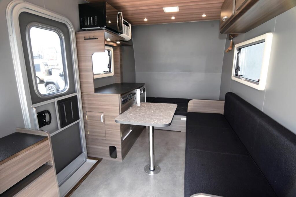 ケイワークスのトレイルワークスミニのダイネット