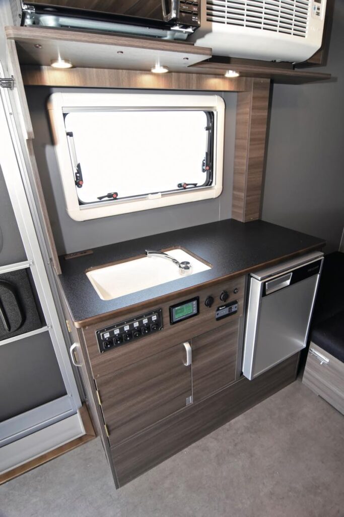 ケイワークスのトレイルワークスミニのキッチン