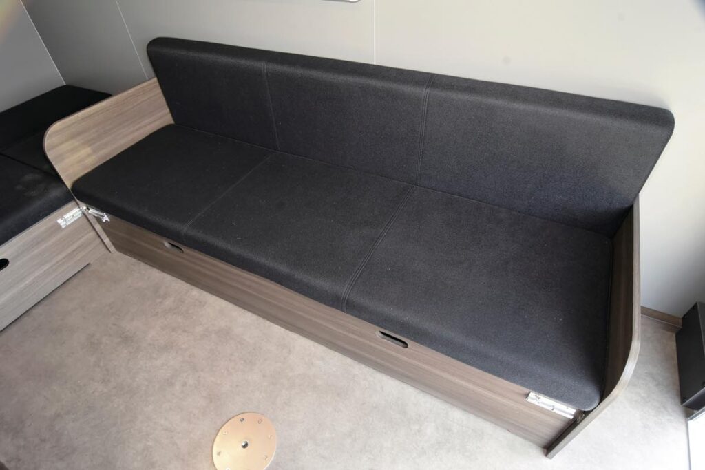 ケイワークスのトレイルワークスミニのソファ部分