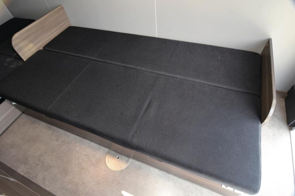 ケイワークスのトレイルワークスミニのベッド展開した図