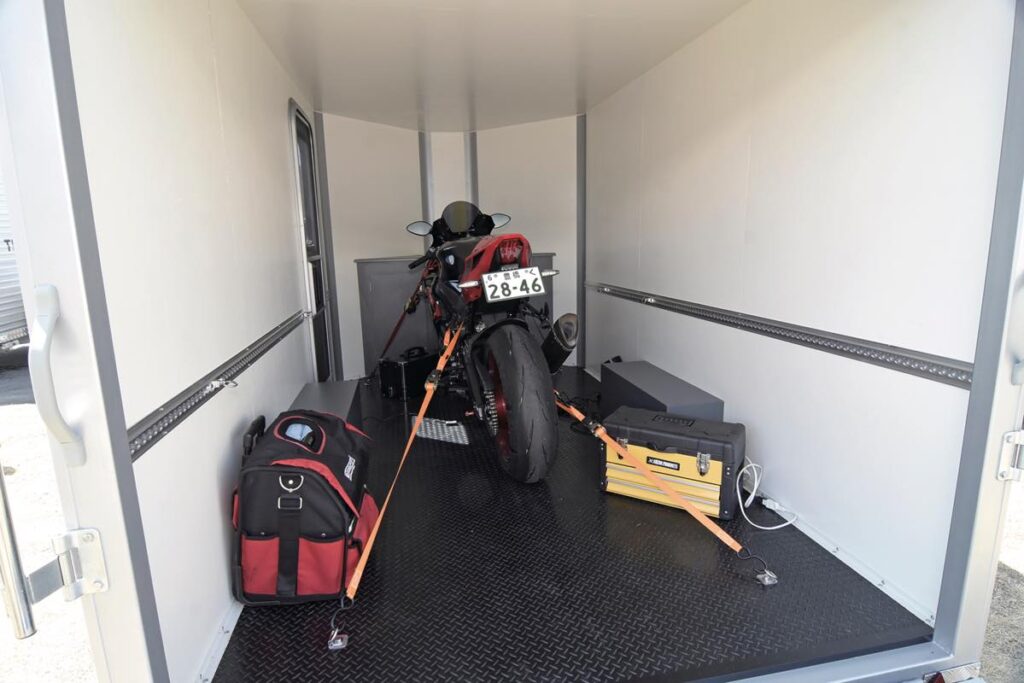 ケイワークスのトレイルワークスカーゴの車内