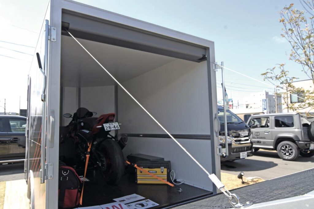 ケイワークスのトレイルワークスカーゴのリヤハッチ