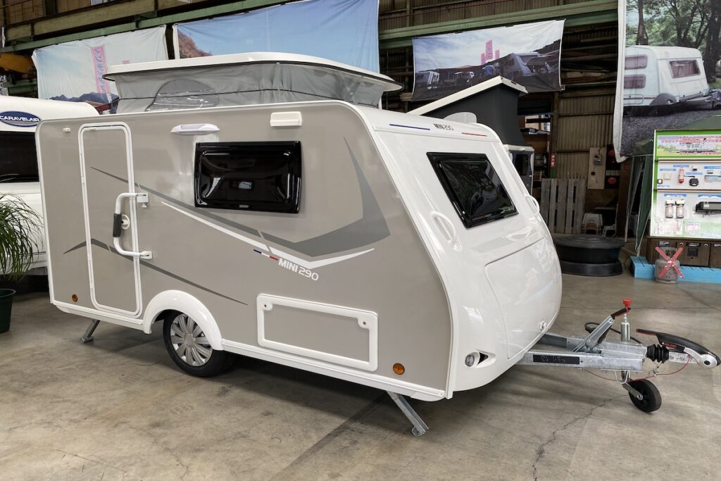 全高を抑えて、乗用車用のカーポートにも収まる！｜AUTO CAMPER 