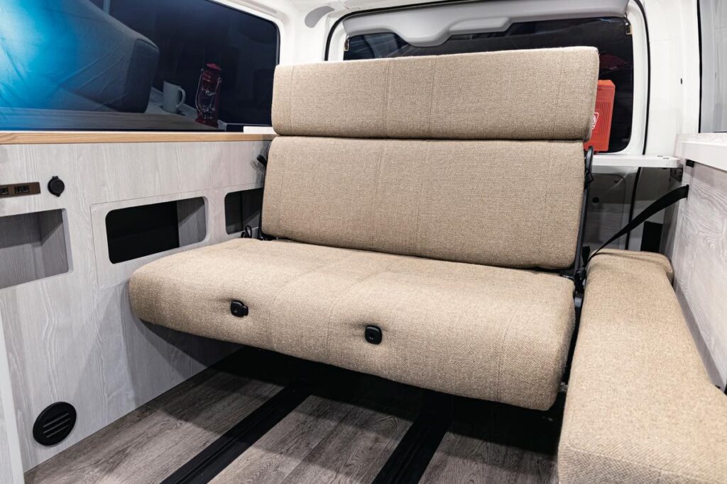ハイエース キャンピングカーTREKシート REVO FASP 稚