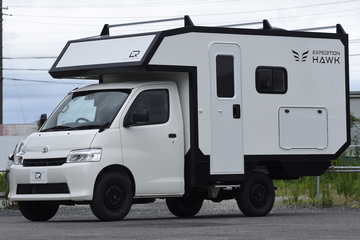 コンパクトなのに4人乗車、大人3+子供1人の就寝が可能！ハードな 