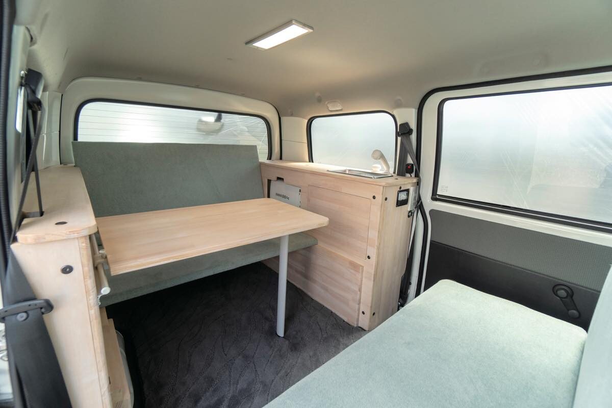 5人乗車2人就寝、ソーラーパネルも標準装備で車内・車外で電気が使える