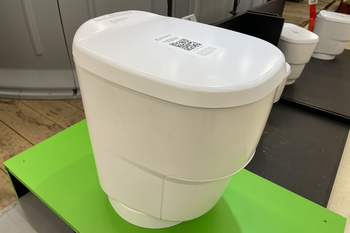 見慣れた見た目なのに、水不要のおしゃれなトイレが登場！｜AUTO 
