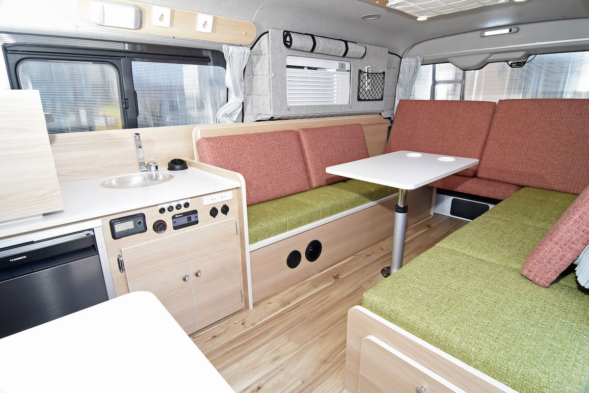キャンピングカーで大活躍のウインドウクーラーって何？｜AUTO CAMPER 
