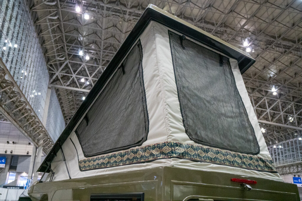 軽キャンパー「アマホ ロゴスエディション」のポップアップルーフ