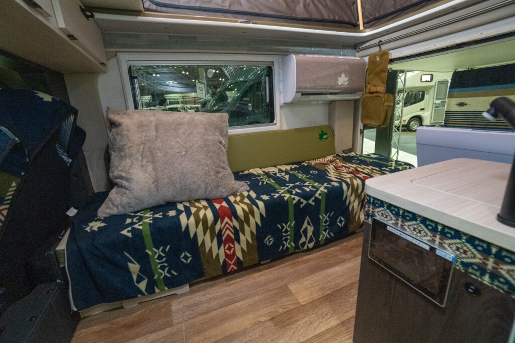 軽キャンパー「アマホ ロゴスエディション」の室内