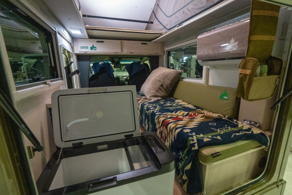 軽キャンパー「アマホ ロゴスエディション」の室内