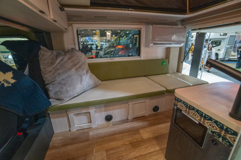 軽キャンパー「アマホ ロゴスエディション」の室内