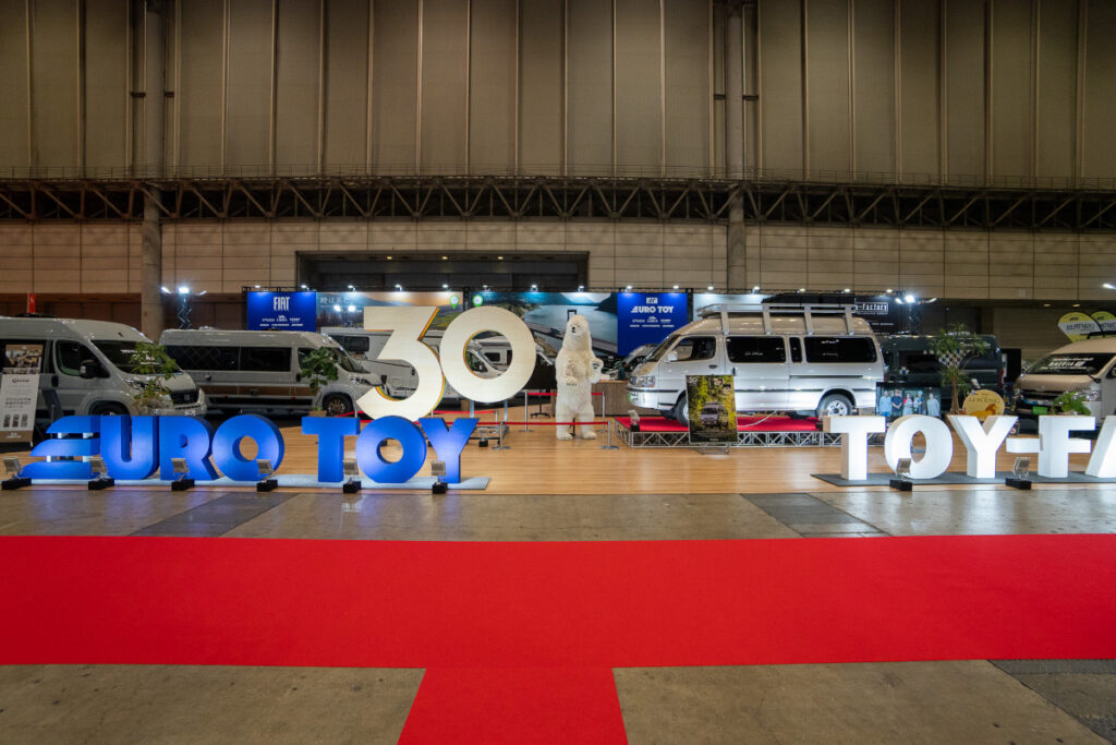 創業30周年をかかげるジャパンキャンピングカーショーのトイファクトリーブース