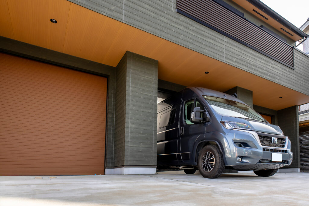 ガレージから出てくるフィアットデュカト