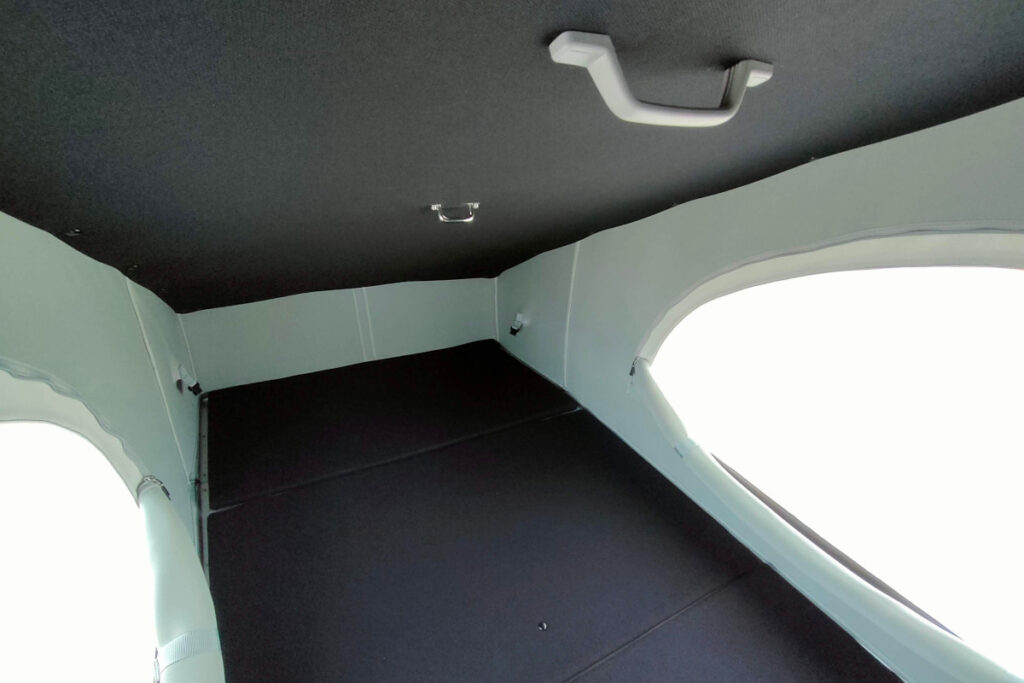 MRのポップアップルーフ内