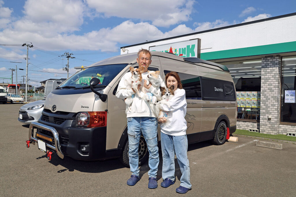 デルタリンクのキャンピングカー「ダーウィンQ3」にお乗りの小島氏のお客様、亀山さんご夫妻