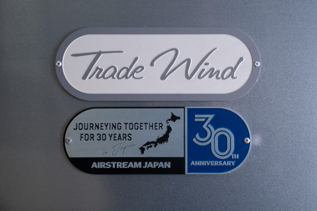 トレードウインド25FBツインのエアストリームジャパン30周年記念のプレート