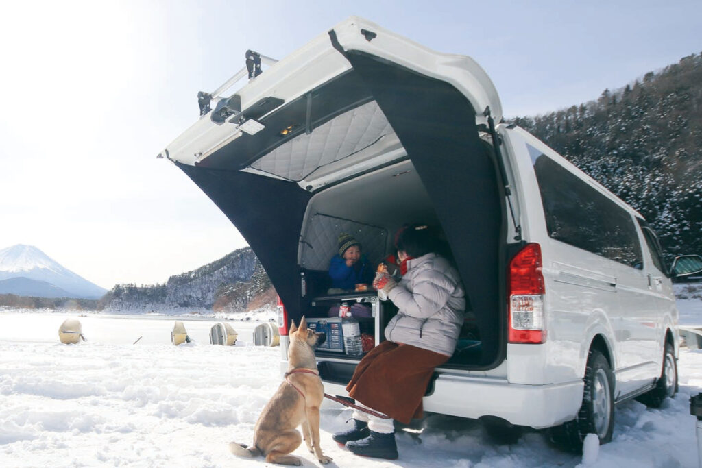 アイズブロッカーを使用して雪上ハイエースの車内でくつろぐ