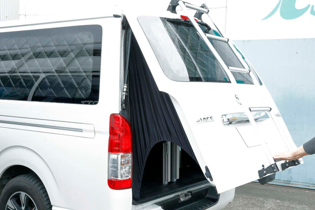 ハイエースのバックドアを閉めるときにもアイズブロッカーの布は挟み込まれない