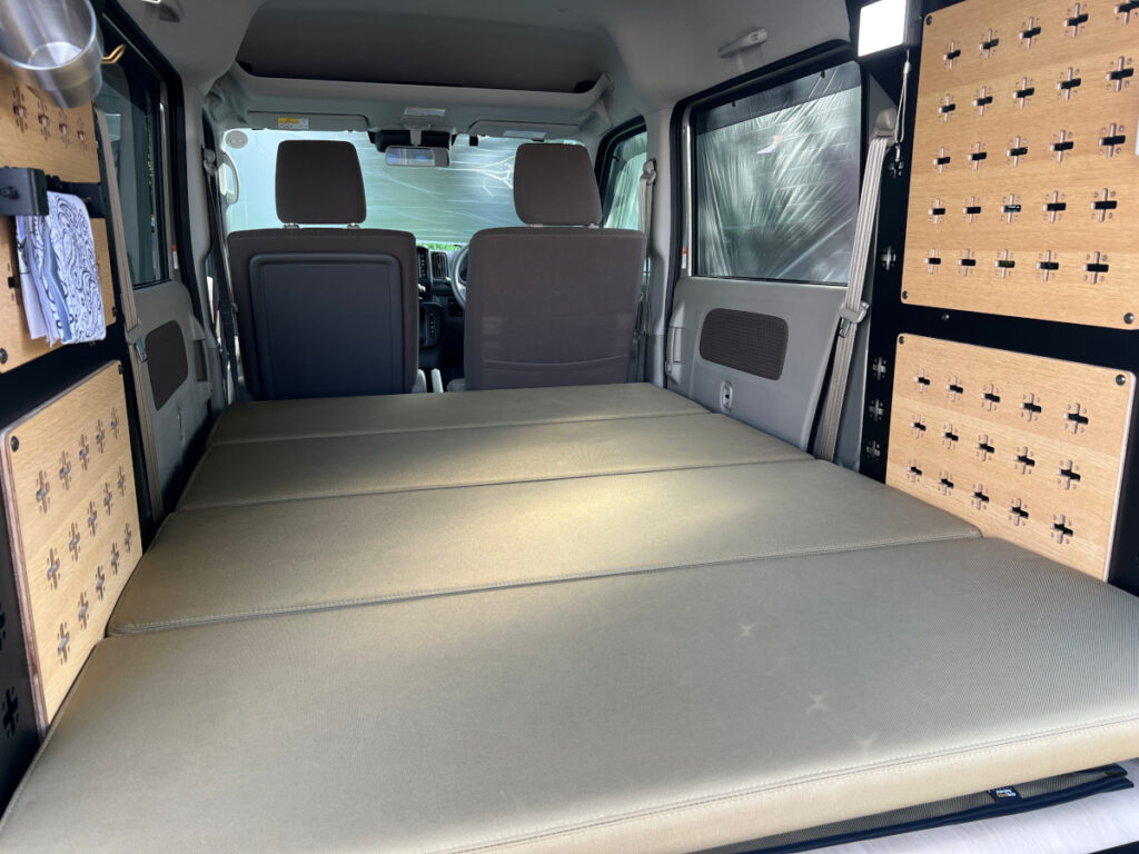 クリッパーバンマルチラックの最下段にベッドをセットした状態