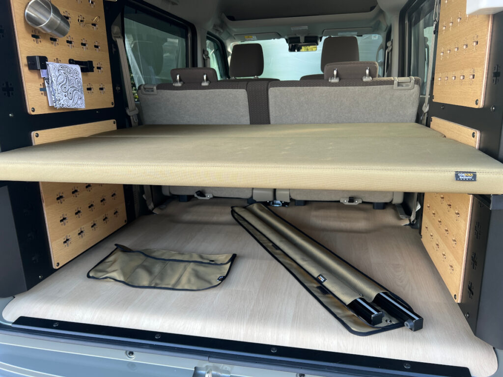 クリッパーバンマルチラックのセカンドシートを起こした状態