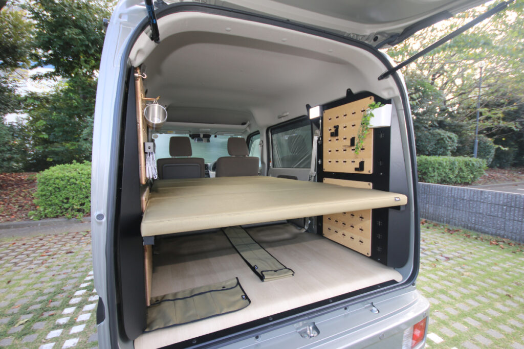 クリッパーバン マルチラックのバックドアを開けてベッド全体を見た画像