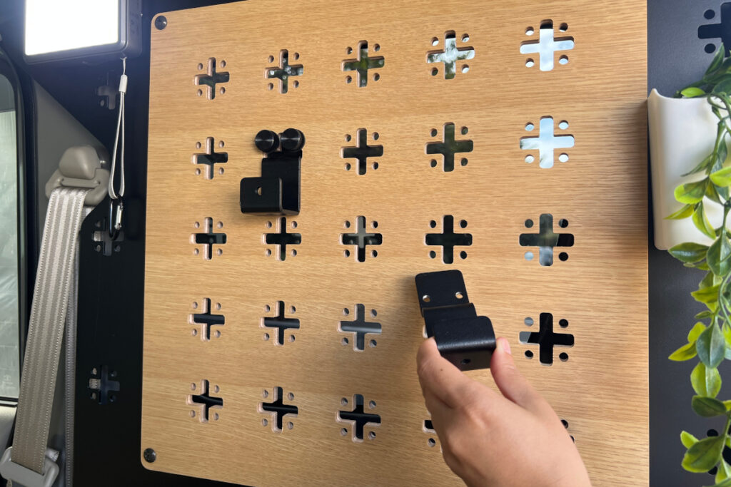 クリッパーバン マルチラックのマルチラックにブラケットを取り付ける