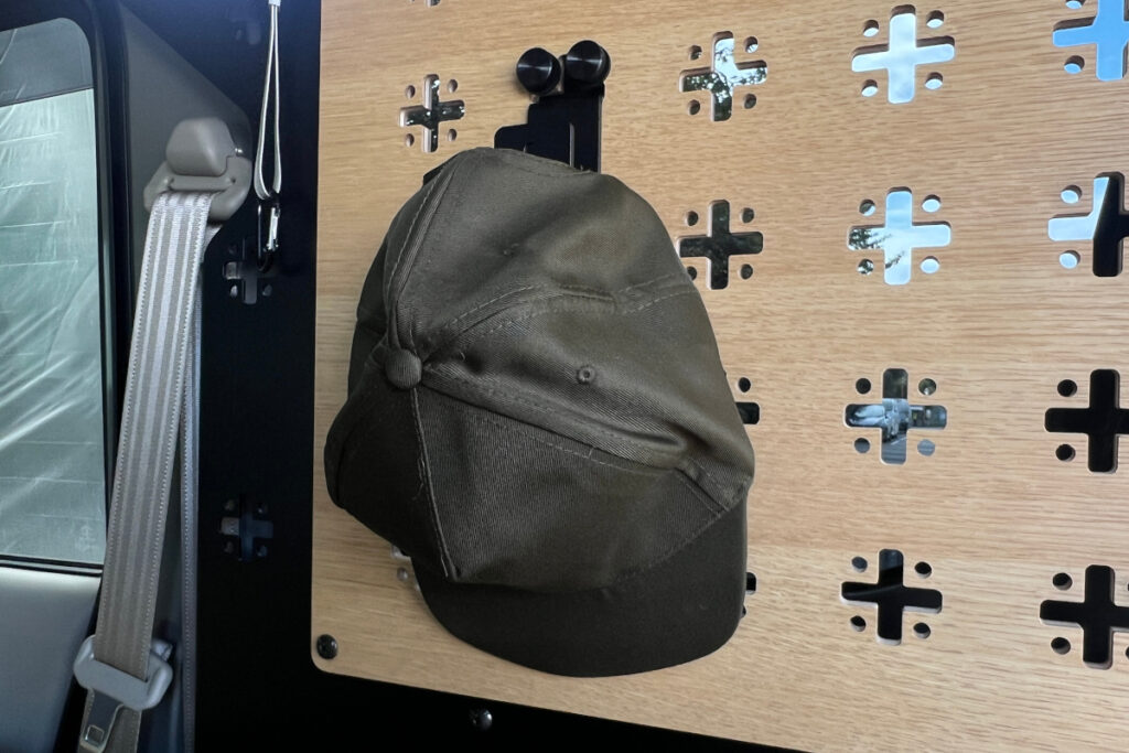 クリッパーバンマルチラックに取り付けたブラケットで帽子をかける