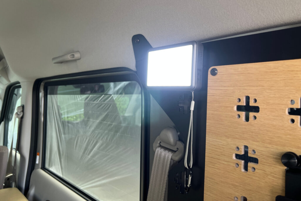 クリッパーバンマルチラックのラックベース部分にマグネットのLEDライトを取り付ける