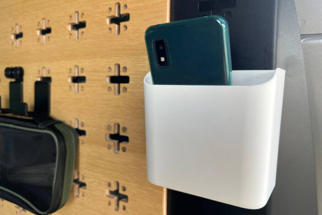 クリッパーバンマルチラックのラックベースにマグネットタイプの小物入れを取り付ける