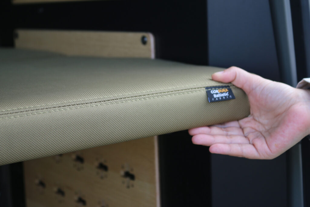 クリッパーバンマルチラックのマットの厚さを示す