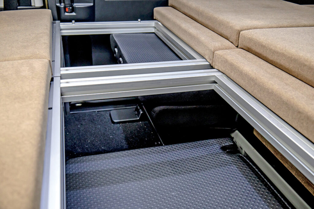 クネル バンツアー アトレーver.クーラーパッケージの床下収納