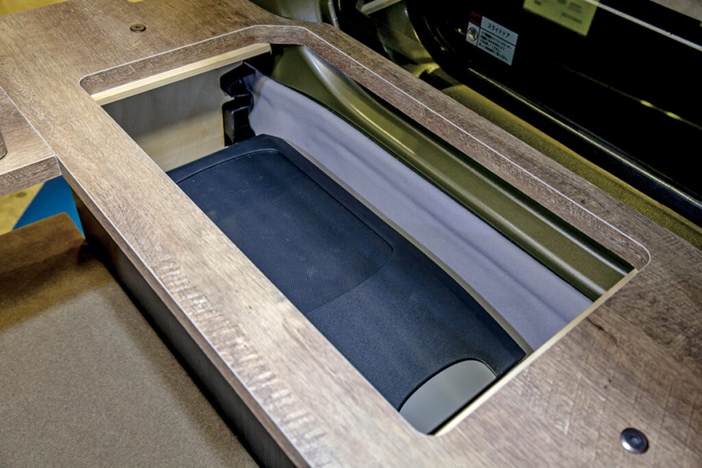 クネル バンツアー アトレーver.クーラーパッケージの床下